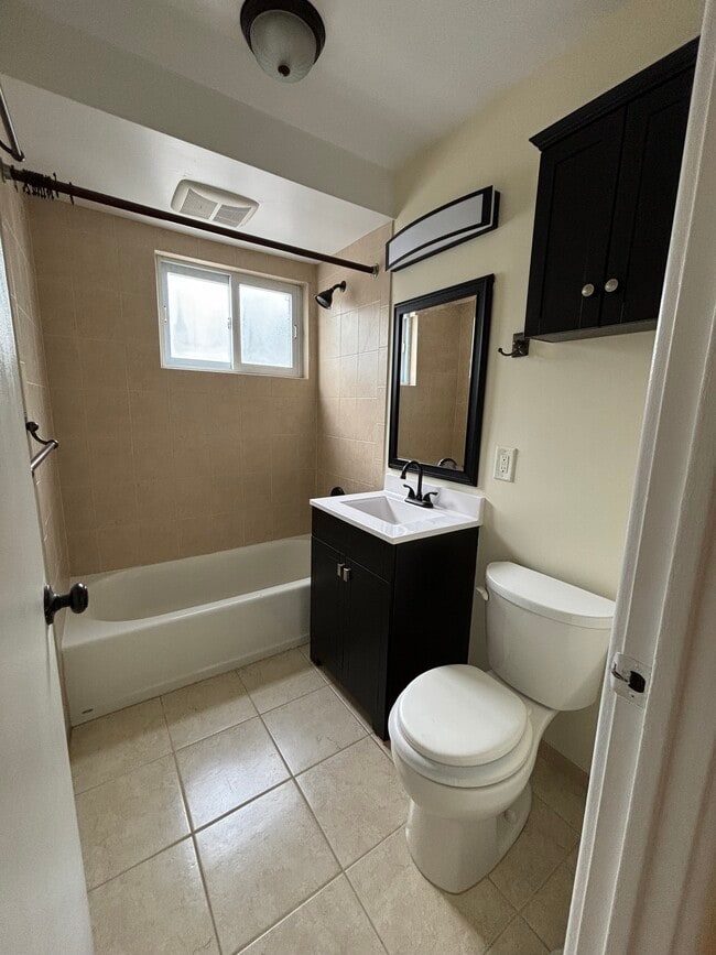 Building Photo - 1432 W Rosemont Ave