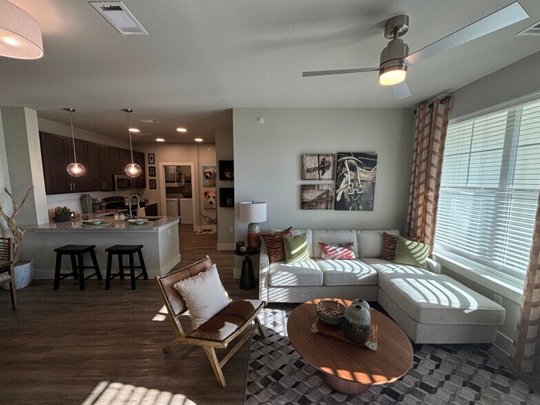 Primary Photo - 425 El Rio St