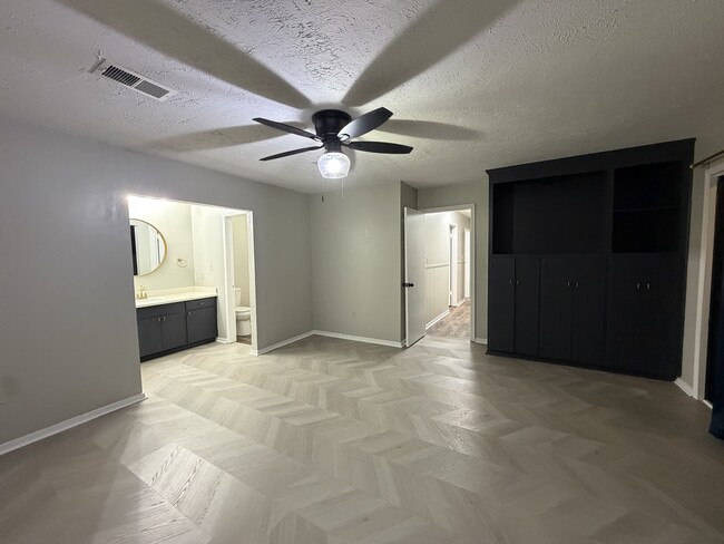 Building Photo - 5919 40th Ct