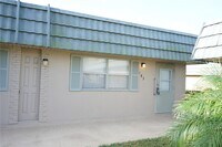 Building Photo - 1802 Bedford Terrace