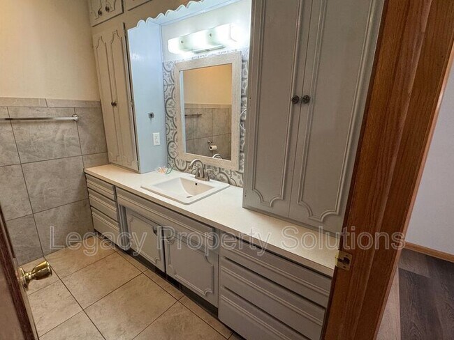 Building Photo - 611 N 29th St