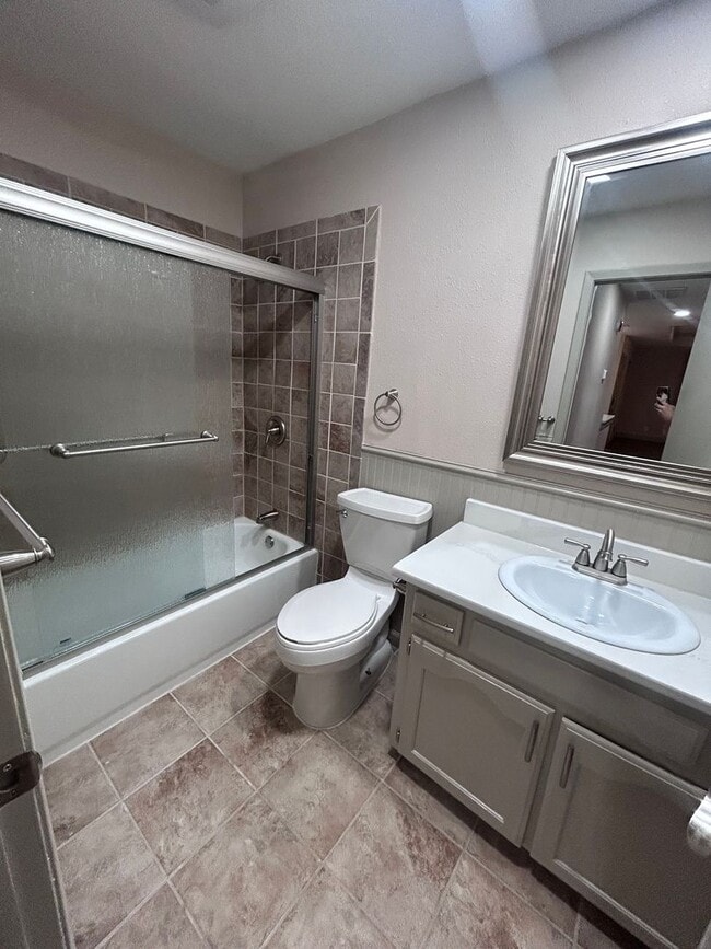 Building Photo - Newly Renovated 2 Bedroom, 2 Bath Duplex — Move-In Ready!