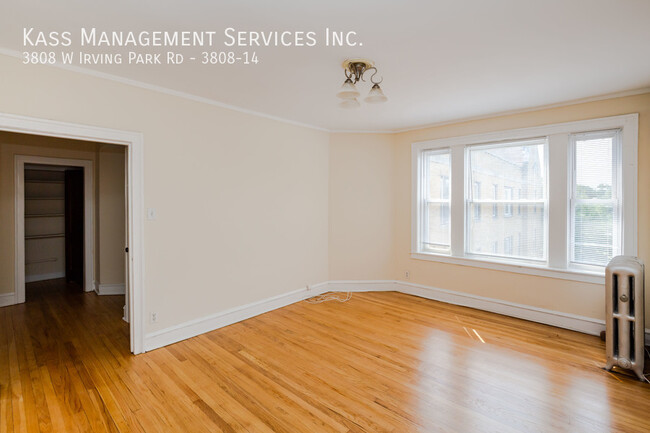 Building Photo - Irving Park 1 bed/1 bath, Hardwood floors,...