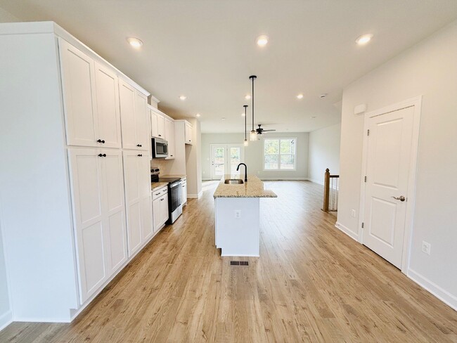 Building Photo - 4 Bed / 3.5 Bath Brand New Townhouse (12/7...