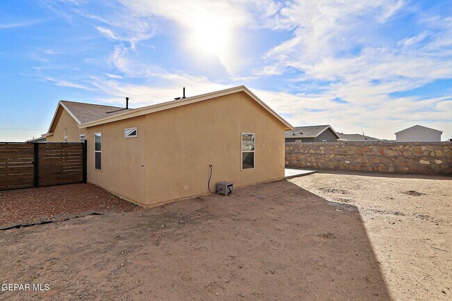 Building Photo - 14321 Paraiso Dr