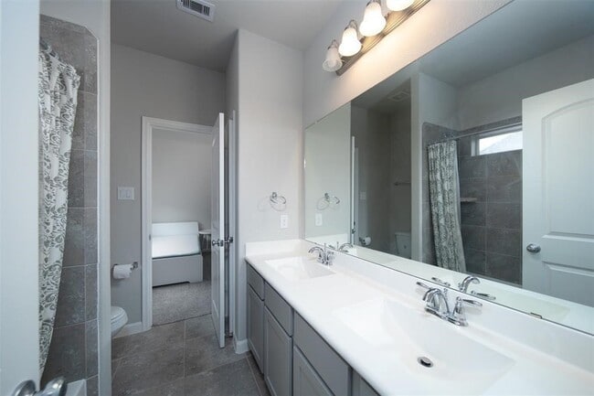 Building Photo - 2011 Royal Landing Dr