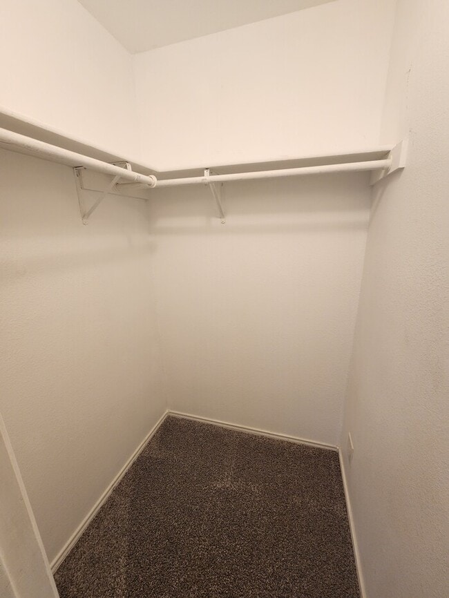 Building Photo - 3 bed 2 bath home, 1 car garage