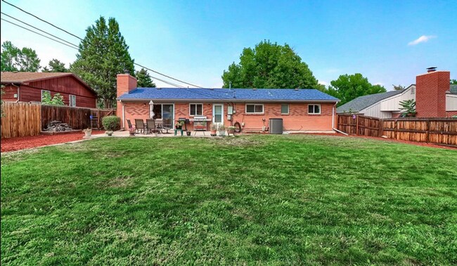 Building Photo - Huge room in a large shared home, private bathroom, great neighborhood, friendly roommates!