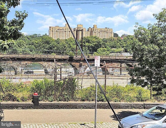 Building Photo - 637 N 32nd St