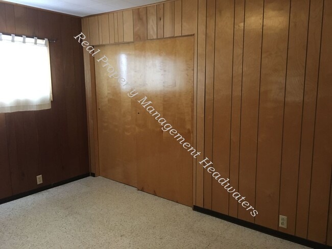 Building Photo - 4 Bedroom 2 Bath Farm House for Rent