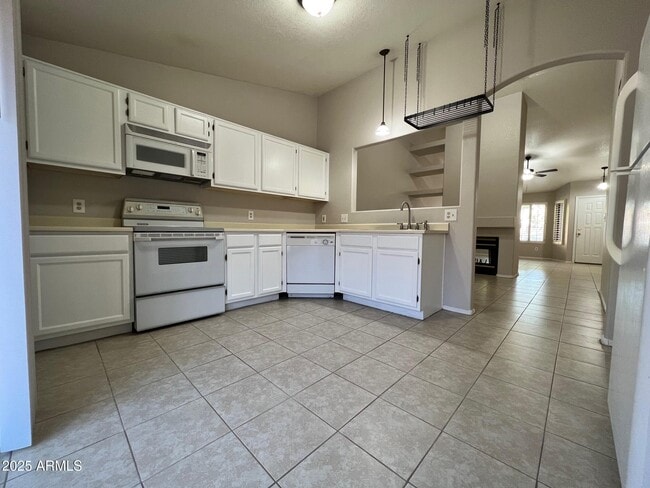 Building Photo - 3510 E Hampton Ave