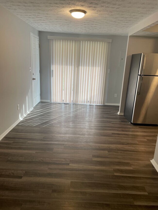 Building Photo - Updated 3 bed/2 bath in Huber Heights