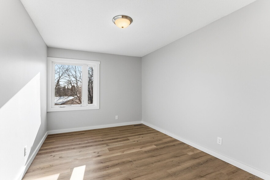 Building Photo - 351 W Eagle Lake Dr