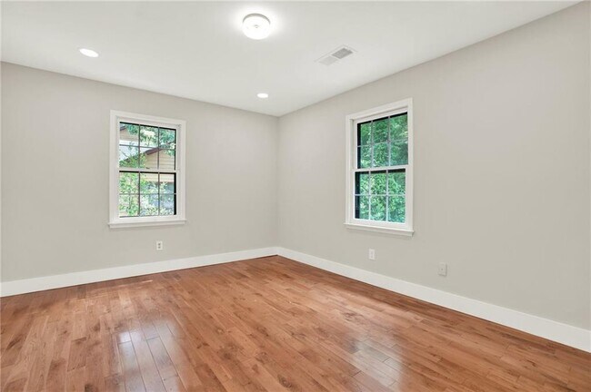 Building Photo - 3270 Brookview Dr