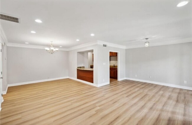 Building Photo - 6980 Roswell Rd