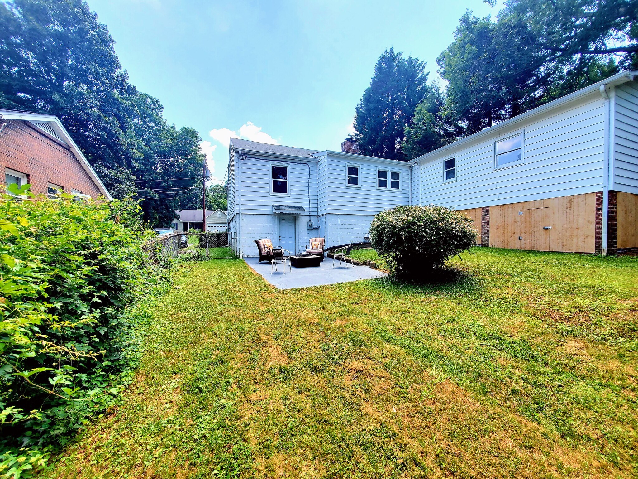 Big outdoor patio - 1324 Kenwood Street