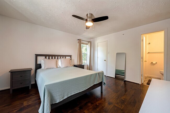 Building Photo - 8051 Bay Branch Dr