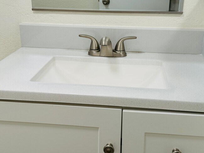 Building Photo - 2105 E Petunia St