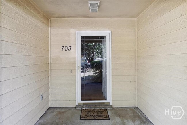 Building Photo - 703 Tray Ct
