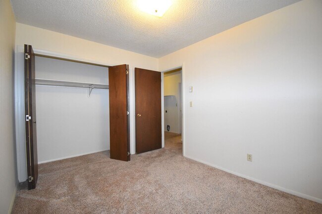 Building Photo - Great top floor 2 bed 1 bath condo, amazin...