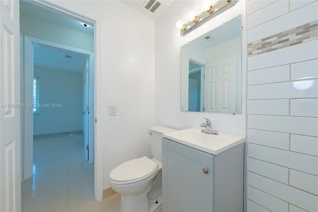 Building Photo - 938 Northern Dr