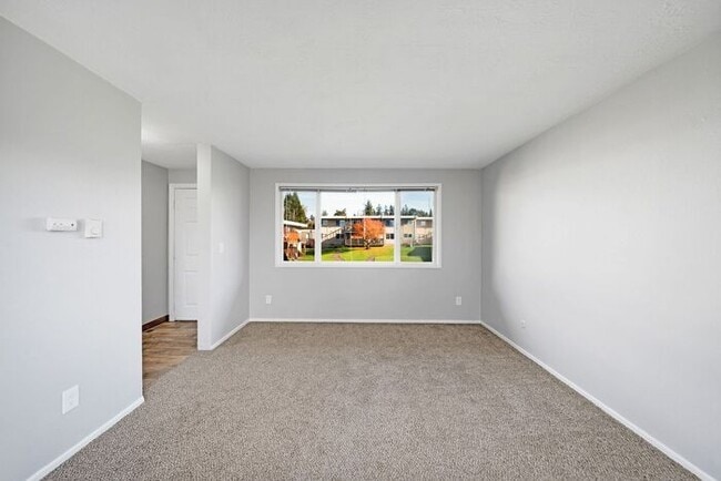 Building Photo - 2 bedroom 1 bath in Milwaukie!!