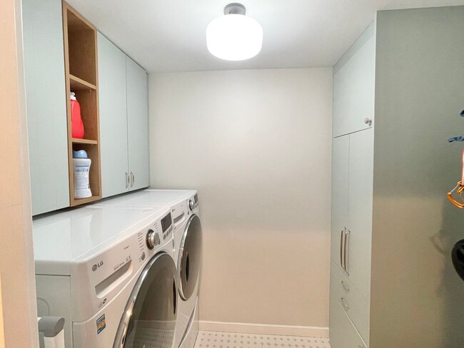 Building Photo - Remodeled 3-Bedroom Penthouse Condo with Views!