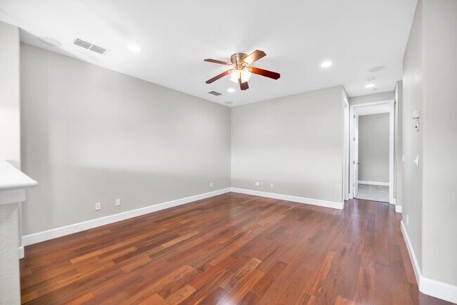 Building Photo - Townhouse - Beautiful 4bdrm, 3 bath - Rocklin