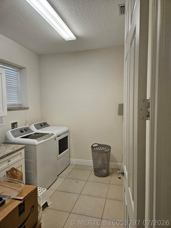 Building Photo - 5768 NW Zenith Dr