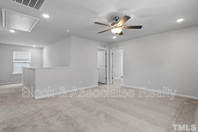 Building Photo - 111 Umbrella Wy