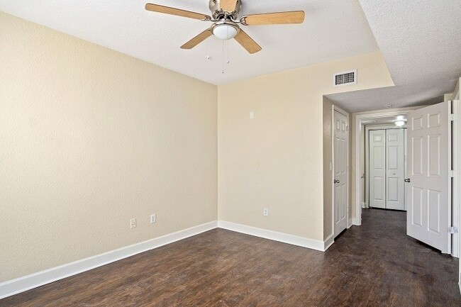 Building Photo - Renovated 1 Bedroom 1 Bathroom Condo with ...