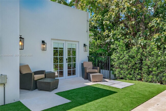 Building Photo - 1109 Almeria Ave
