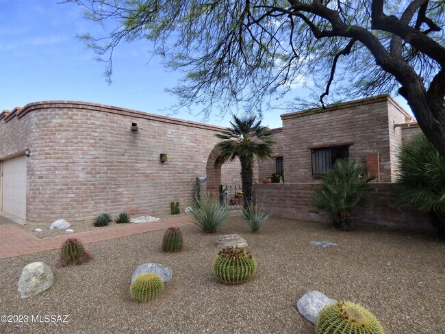 Building Photo - 5300 N Montezuma Trail