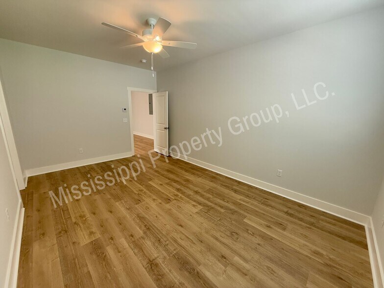Building Photo - 611 Miramar Ln