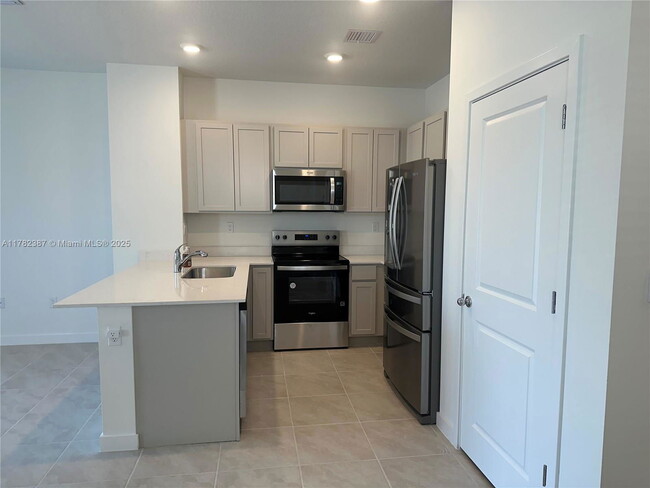 Building Photo - 822 SW 11th Ter