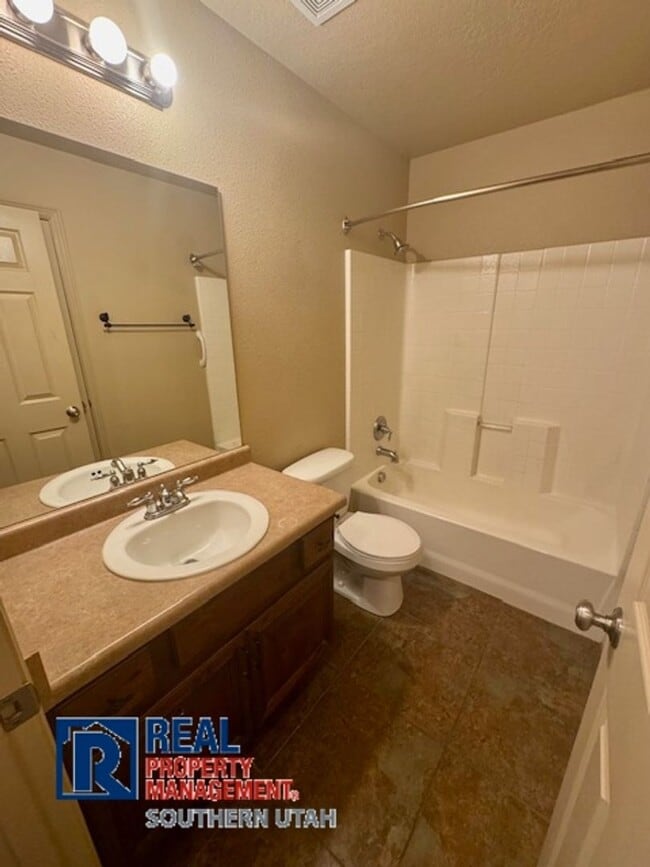 Building Photo - Hidden Valley Townhome