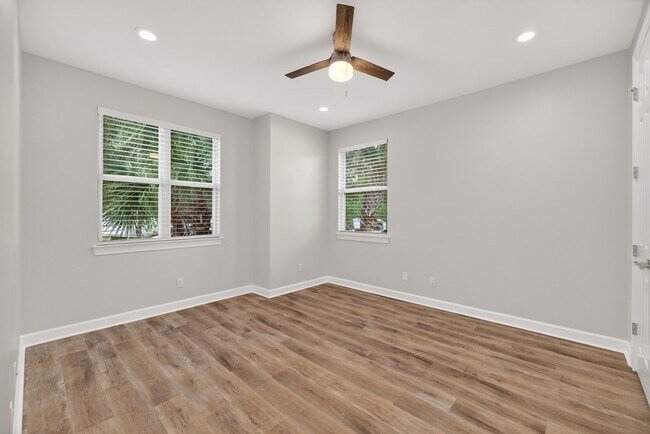 Building Photo - 2019 Pine Island Cir