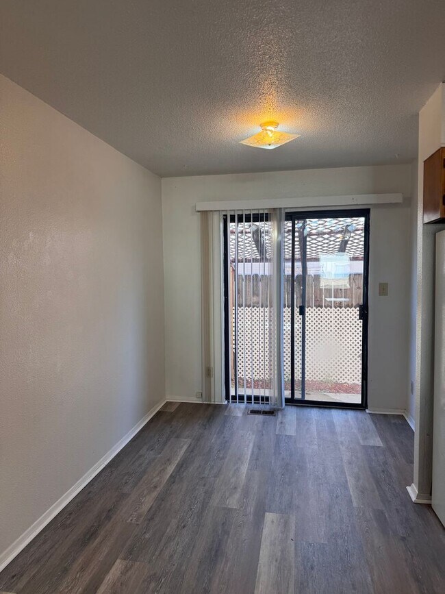 Building Photo - 2 Bed, 1 Bath, 2 Story Townhouse!!!