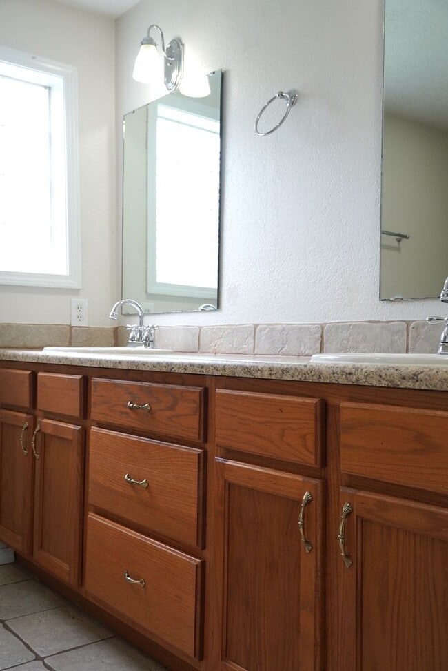 Building Photo - PRE-LEASING! Adorable Bungalow Steps From ...