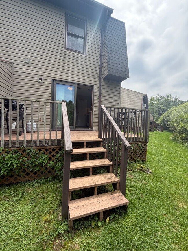 Building Photo - 220 Adams Ln