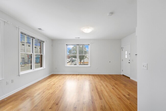 Building Photo - 443 Whiton St