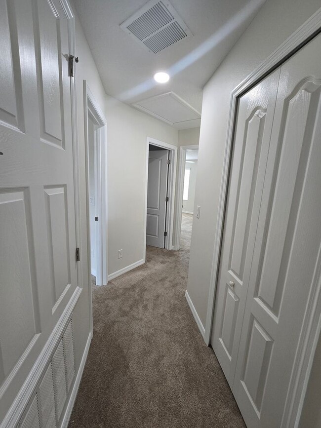 Building Photo - Luxurious Single-Family Home in Secluded Mount Dora Community