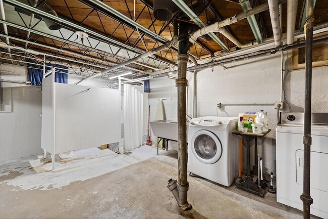 Building Photo - 514 W Lakeside St