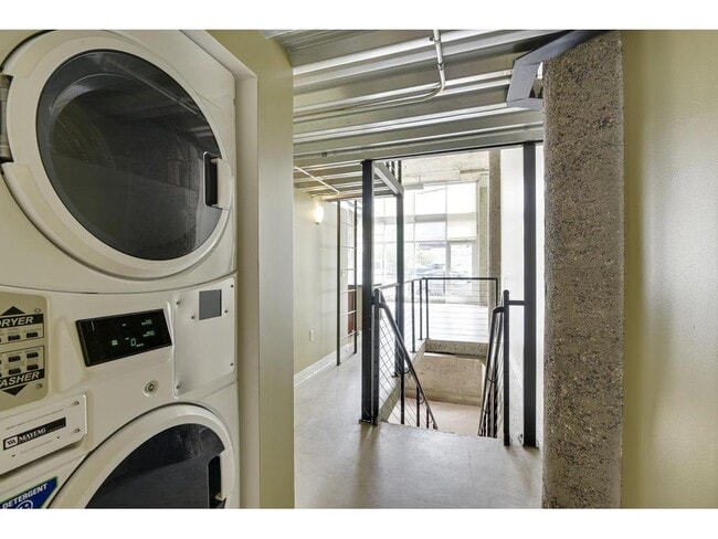 Building Photo - 521 S 7th St