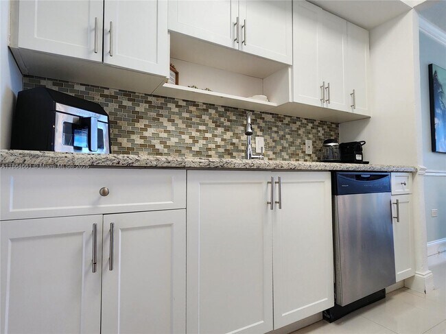 Building Photo - 3505 S Ocean Dr