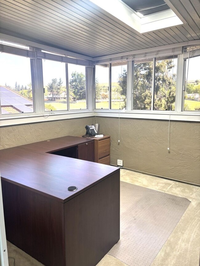 Building Photo - Stunning 4-Bedroom Home on Golf Course wit...