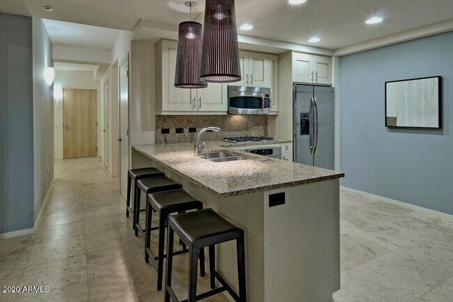 Building Photo - 7117 E Rancho Vista Dr