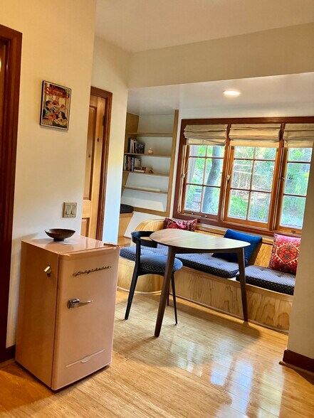 Dinner or work space - 8420 Lookout Mountain Ave