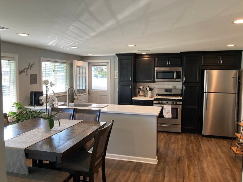 Building Photo - 165 Thistle Lea