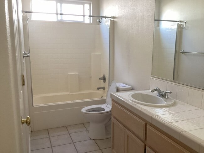 Building Photo - Large north Chico home available now
